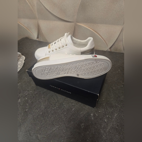 Tommy Hilfiger Women's Tennis Shoes White Size 9.5 Medium - Picture 2 of 6